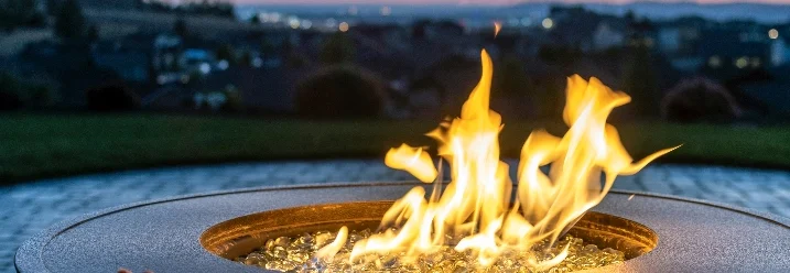 Füße vor Feuerschale